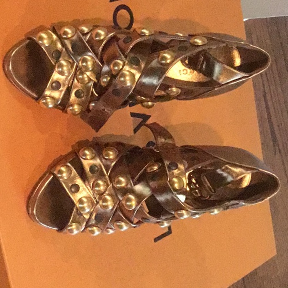 Stunning GUCCI gold  3” Sandals